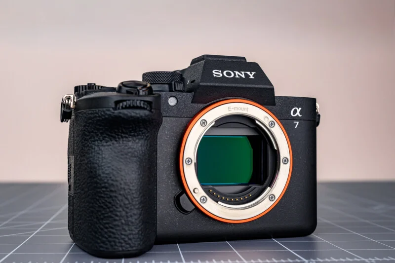 Cuerpo de una cámara digital Sony Alpha 7 sin lente