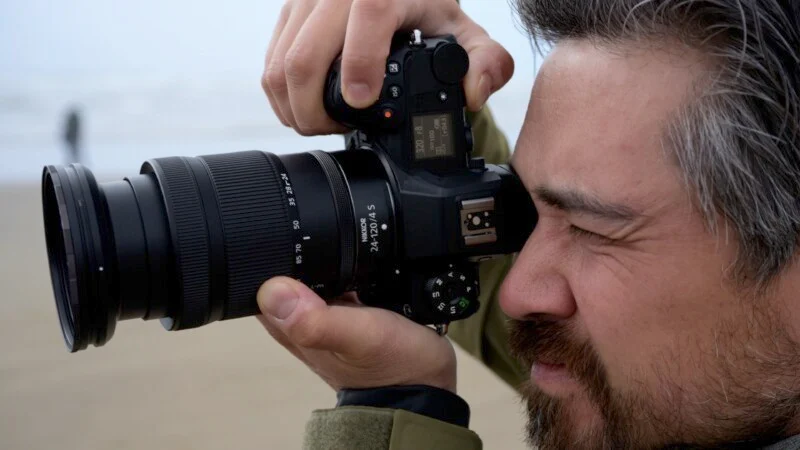 Un hombre enfocado en tomar una fotografía.